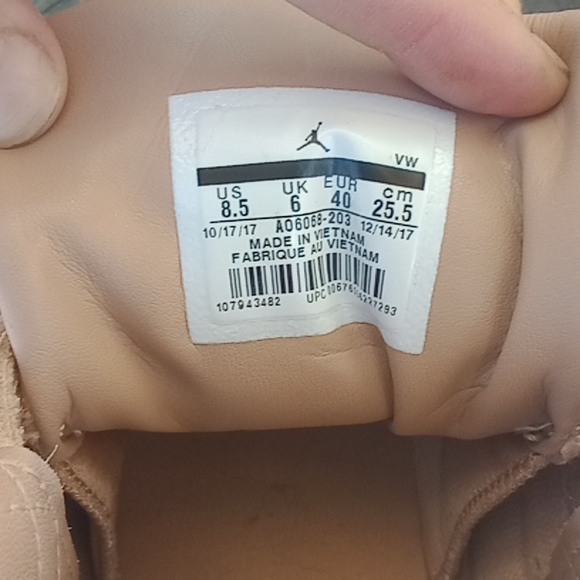 Woman's Jordans - Picture 4 of 5